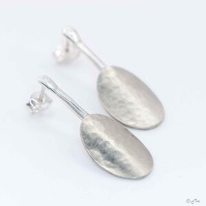 Oorbel gehamerd zilver